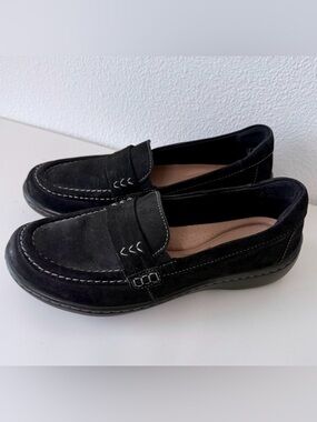 Clarks Collection Cheyn Fame Black Suede Comfortable Loafers - Women’s Size 9.5W